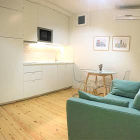 Apartment for rent for €1,350 per month in Madrid, Calle de Embajadores