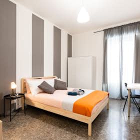 Private room for rent for €440 per month in Bari, Via Saverio Costantino
