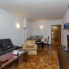 Apartment for rent for €1,750 per month in Madrid, Ronda de Segovia