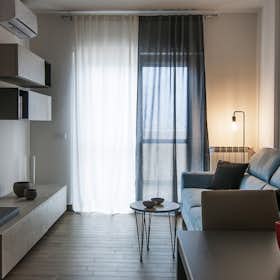公寓 正在以 €1,400 的月租出租，其位于 Rome, Via Luigi De Marchi