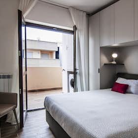 Appartement te huur voor € 1.400 per maand in Rome, Via Luigi De Marchi