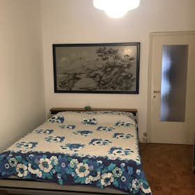 Отдельная комната сдается в аренду за 500 € в месяц в Milan, Via Monte Popera