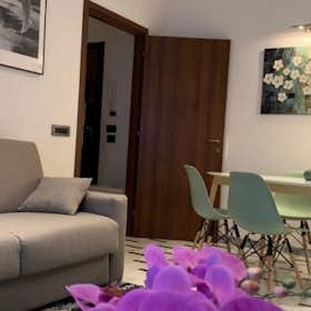 Apartment for rent for €1,900 per month in Milan, Via Giovanni Pastorelli