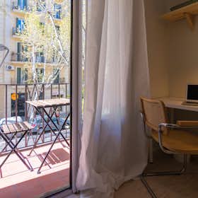 Private room for rent for €640 per month in Barcelona, Carrer de la Indústria