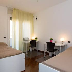 Shared room for rent for €400 per month in Milan, Viale dell'Innovazione