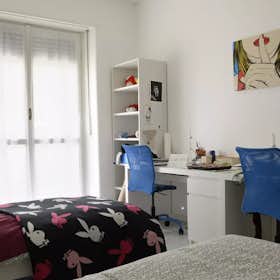 Shared room for rent for €425 per month in Milan, Via Pompeo Cambiasi