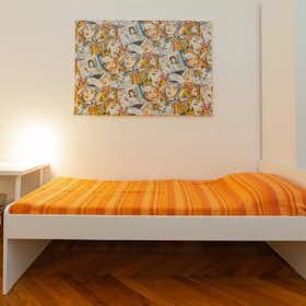 Shared room for rent for €400 per month in Milan, Via Alfredo Catalani