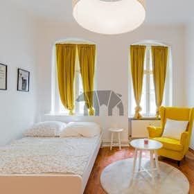 Apartment for rent for €1,340 per month in Berlin, Pettenkoferstraße