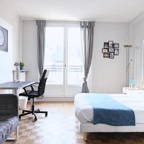 Private room for rent for €1,265 per month in Paris, Rue Duret