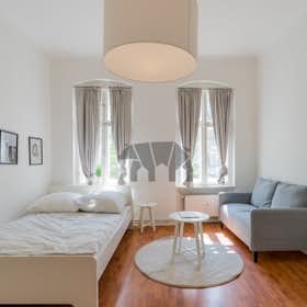 Apartment for rent for €1,380 per month in Berlin, Pettenkoferstraße