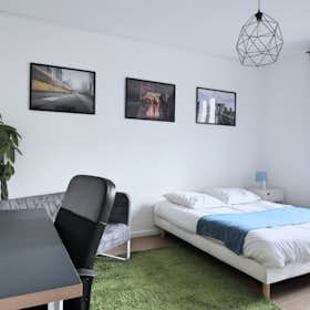 Private room for rent for €1,295 per month in Paris, Rue Duret