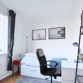 Private room for rent for €970 per month in Paris, Rue Duret