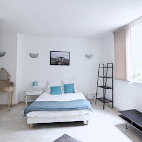 Private room for rent for €970 per month in Paris, Rue de Clignancourt