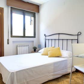 Private room for rent for €504 per month in Madrid, Calle de la Isla Malaita