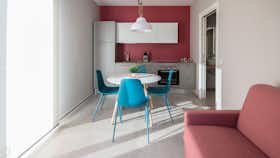 Appartement te huur voor € 1.705 per maand in Marone, Via Provinciale