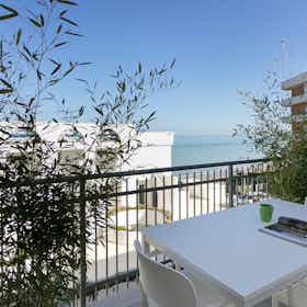 Apartment for rent for €1,343 per month in Termoli, Via Adriatica