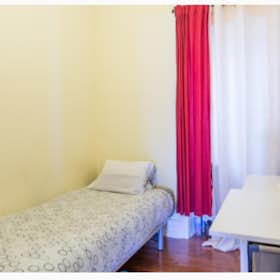 Private room for rent for €475 per month in Lisbon, Rua Augusto Gil