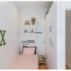 Private room for rent for €425 per month in Lisbon, Rua de Macau