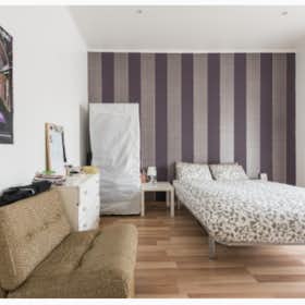 Private room for rent for €700 per month in Lisbon, Rua de Macau