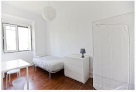 Private room for rent for €500 per month in Lisbon, Avenida Rovisco Pais
