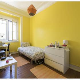 Private room for rent for €450 per month in Lisbon, Avenida Rovisco Pais