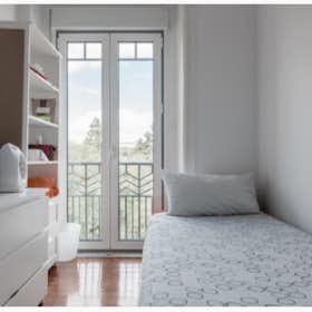 Private room for rent for €400 per month in Lisbon, Avenida Rovisco Pais