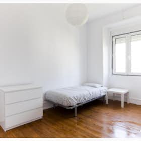 Private room for rent for €650 per month in Lisbon, Avenida Rovisco Pais