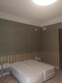 Apartment for rent for BGN 3,913 per month in Sofia, Ulitsa Ekzarh Yosif