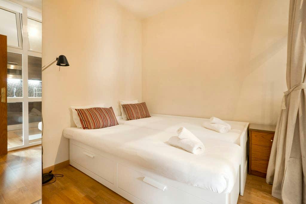 1-Bedroom Apartment in Carrer de Ramon Turró, Barcelona (1014607) ROOM 4