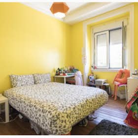 Private room for rent for €550 per month in Lisbon, Avenida Rovisco Pais