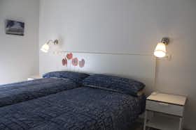 公寓 正在以 €1,200 的月租出租，其位于 Madrid, Calle de San Roberto