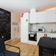 Studio for rent for €799 per month in Porto, Rua dos Mártires da Liberdade