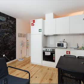 单间公寓 正在以 €1,100 的月租出租，其位于 Porto, Rua dos Mártires da Liberdade