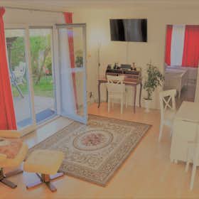 Apartment for rent for €1,700 per month in Schönefeld, Am Dorfanger
