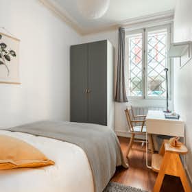 Private room for rent for €1,200 per month in Paris, Rue Jouffroy d'Abbans