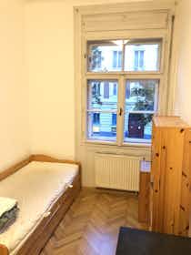Приватна кімната за оренду для 116 506 HUF на місяць у Budapest, Pacsirtamező utca