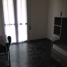 Private room for rent for €700 per month in Bologna, Via Stalingrado