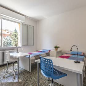 Mehrbettzimmer for rent for 450 € per month in Bologna, Via Vittore Carpaccio