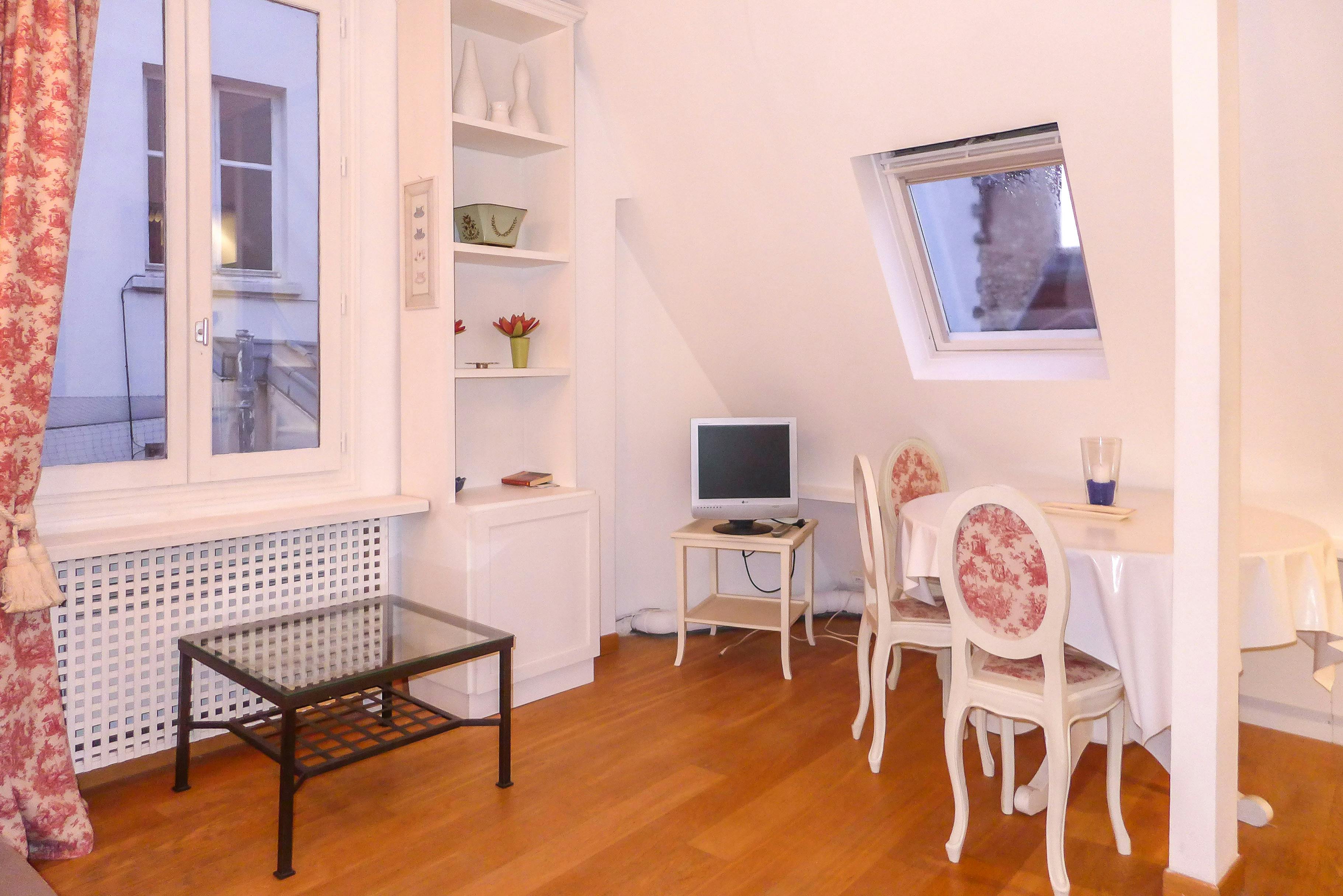 Apartment for rent for €1,800 per month in Paris, Rue de la Chaise