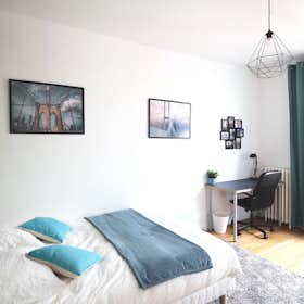 Private room for rent for €940 per month in Paris, Avenue de Versailles
