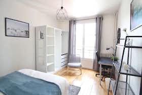 Private room for rent for €960 per month in Paris, Avenue de Versailles