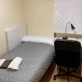 Private room for rent for €575 per month in Madrid, Calle de San Basilio
