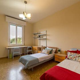 Shared room for rent for €410 per month in Florence, Via Benedetto Marcello