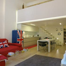 Apartment for rent for €2,540 per month in Milan, Via Pietro Custodi