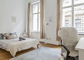 Private room for rent for HUF 158,891 per month in Budapest, Dohány utca