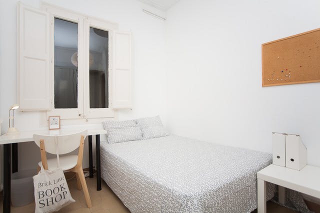 Private room for rent for €480 per month in Barcelona, Carrer de Còrsega