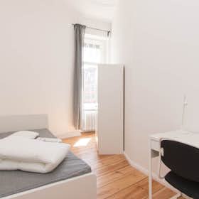 WG-Zimmer zu mieten für 645 € pro Monat in Berlin, Hermannstraße