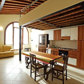 Appartement te huur voor € 750 per maand in Siena, Via Fiorentina