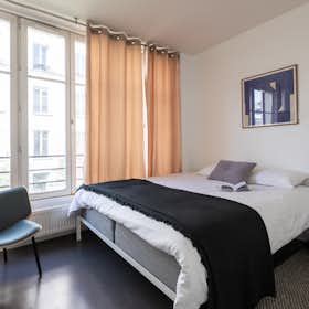 Private room for rent for €1,450 per month in Paris, Rue de Cîteaux