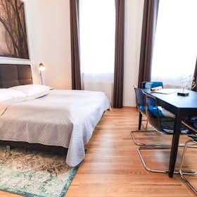 Apartment for rent for €2,700 per month in Vienna, Familienplatz